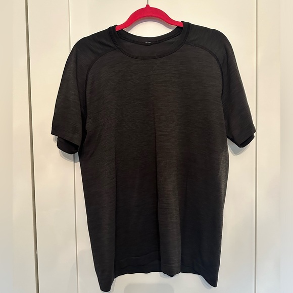 Lululemon Men’s Black Sz L Short Sleeve Shirt - Picture 1 of 4